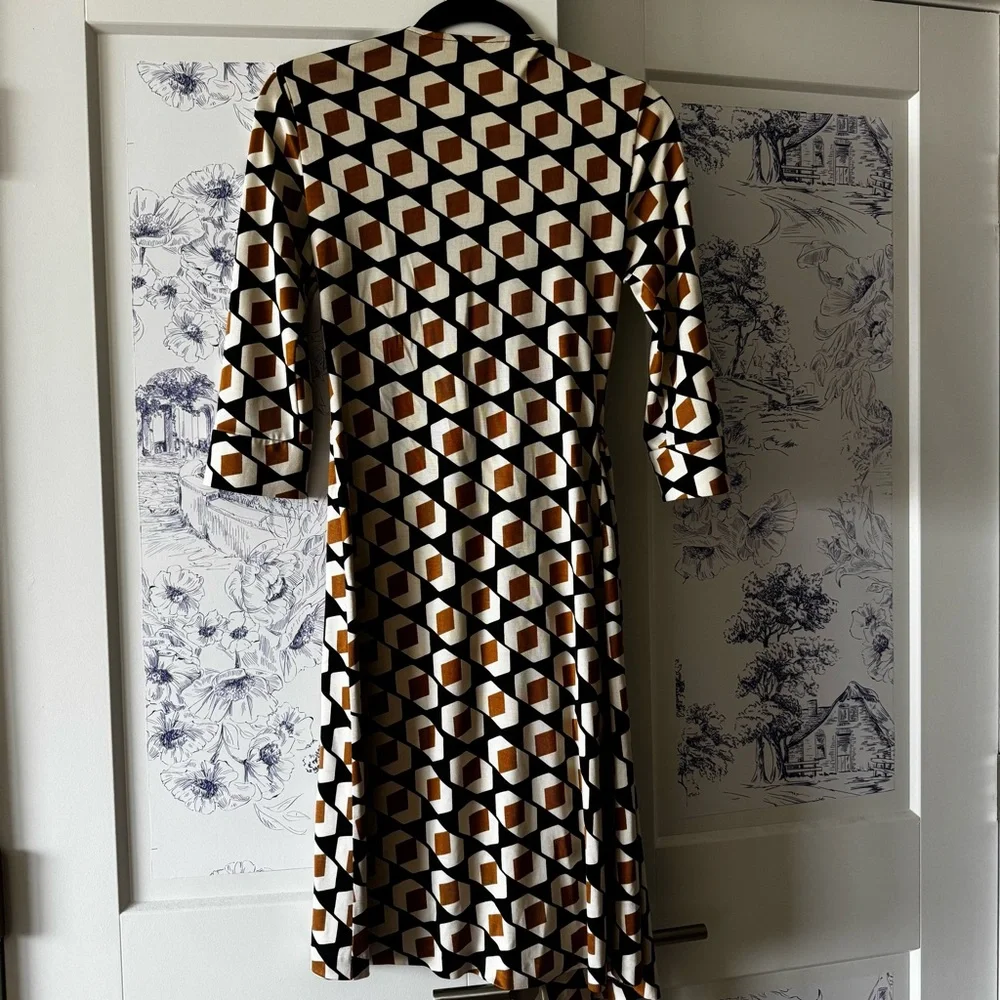 Diane Von Furstenberg Silk Geometric Patterned Wrap Dress - Picture 4 of 6